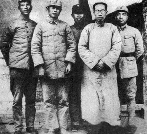 长征到达陕北前后,方强(右一)等在陕西耀县。