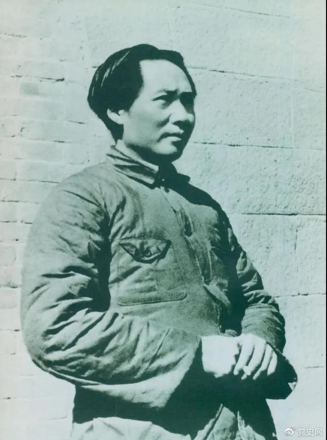 1936年2月至5月,毛泽东、彭德怀率军进行了东征战役。图为指挥东征战役时的毛泽东。