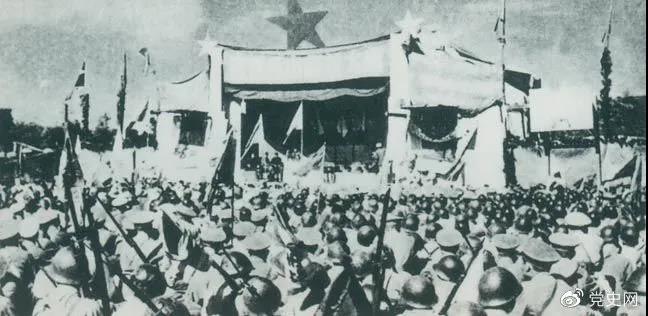 1950年5月19日,人民解放军解放舟山群岛。图为舟山军民举行庆祝解放大会。