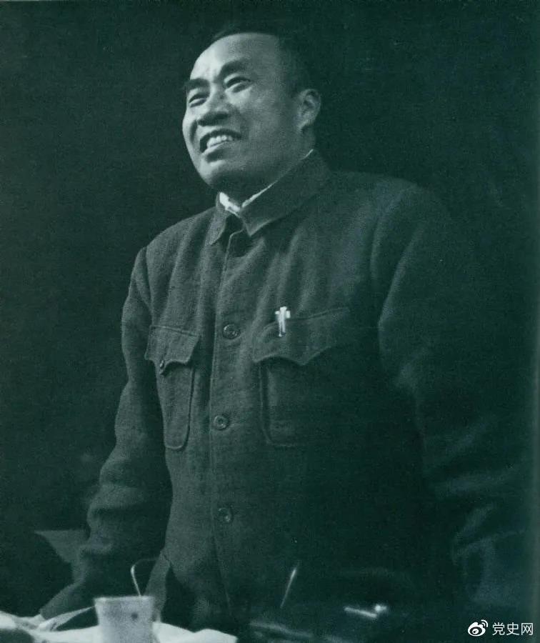 1945年4月25日,朱德在中国共产党第七次全国代表大会上作题为《论解放区战场》的军事报告。