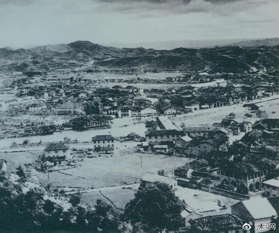 1928年4月,朱德率领南昌起义余部到达井冈山,与毛泽东领导的部队胜利会师。图为会师地点砻市全景。