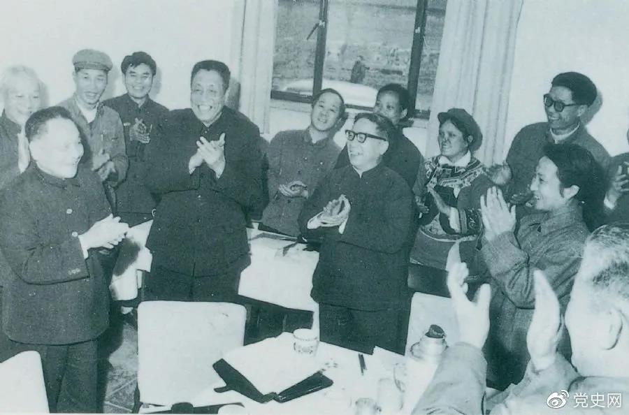 1978年3月2日,邓小平到五届全国人大一次会议云南和四川省代表团看望代表们。