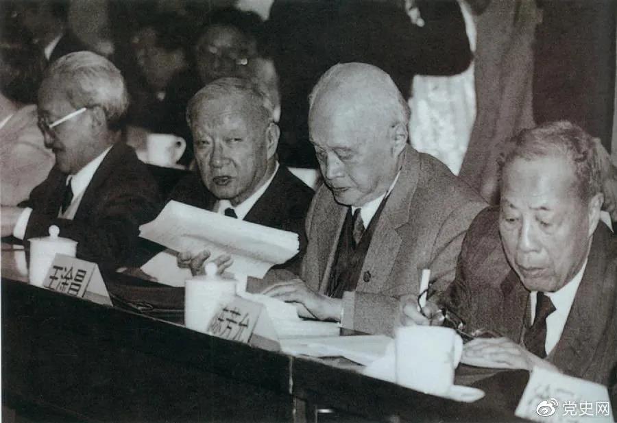 1986年3月,由4位老科学家倡议,经邓小平批示,中国制定实施了高技术研究发展计划。图为“863”计划的4位倡导人王大珩(左2)、王淦昌(左3)、杨嘉墀(左1)、陈芳允(左4)。