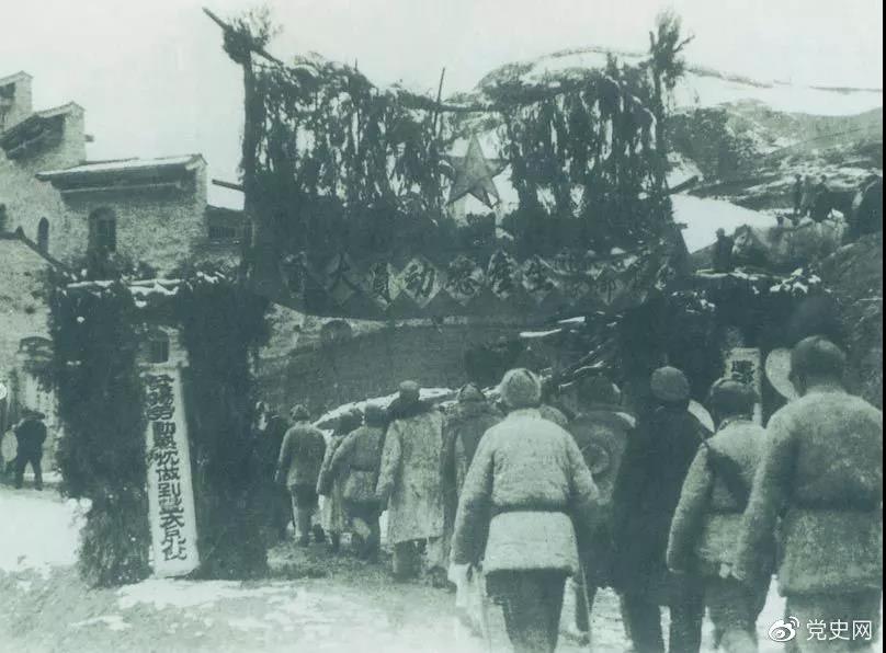 1939年2月2日 中共中央在延安召开生产动员大会,毛泽东在会上发出“自己动手”的号召。图为参会人员入场的情景。