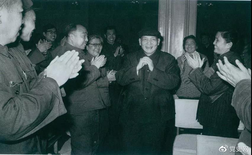 图为1981年2月5日,陈云在北京向教师们祝贺春节。