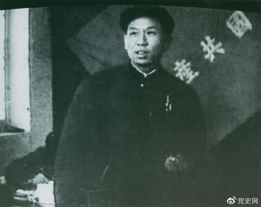 1949年3月,刘少奇在中共七届二中全会上发言。