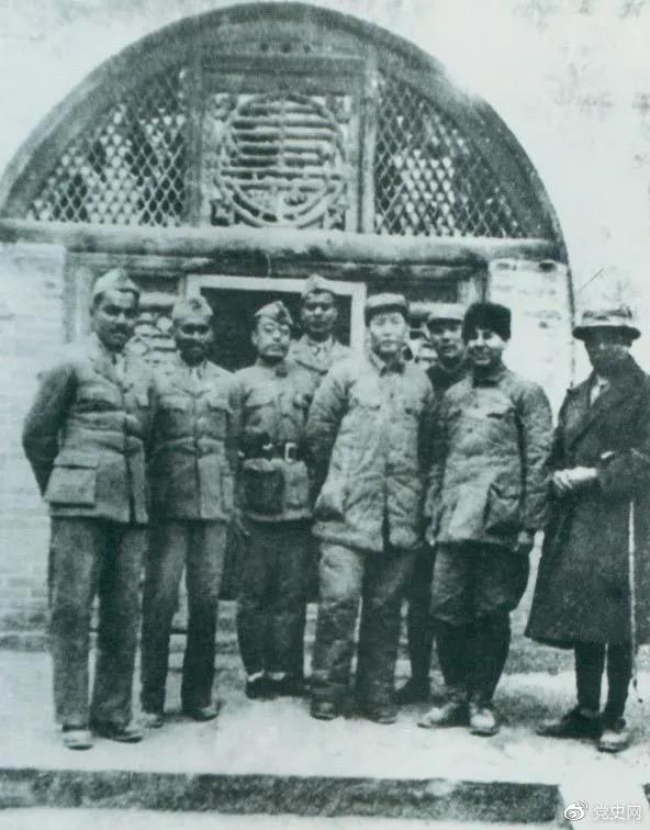 1939年3月15日,毛泽东在延安会见印度援华医疗队全体人员。