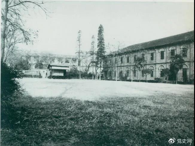 1927年3月18日,毛泽东出席在武昌举行的河南武装农民代表大会,并作湖南农运状况报告。图为大会会场——武昌农讲所大操场。