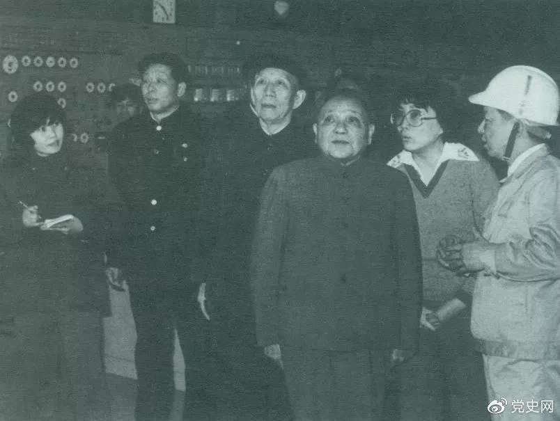 1984年2月,邓小平和王震在上海视察宝山钢铁总厂。