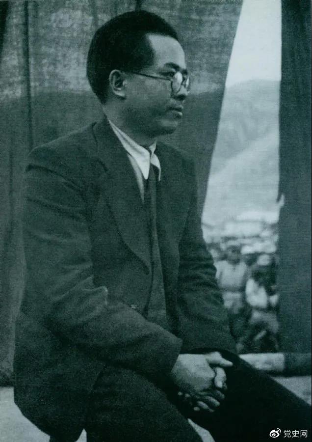 1940年3月26日,任弼时结束中共驻共产国际代表的工作回到延安。图为他在欢迎大会上。
