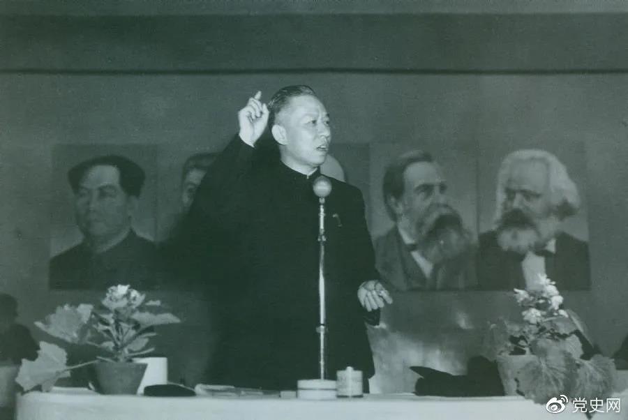 1951年3月28日,刘少奇在第一次全国组织工作会议上作报告。