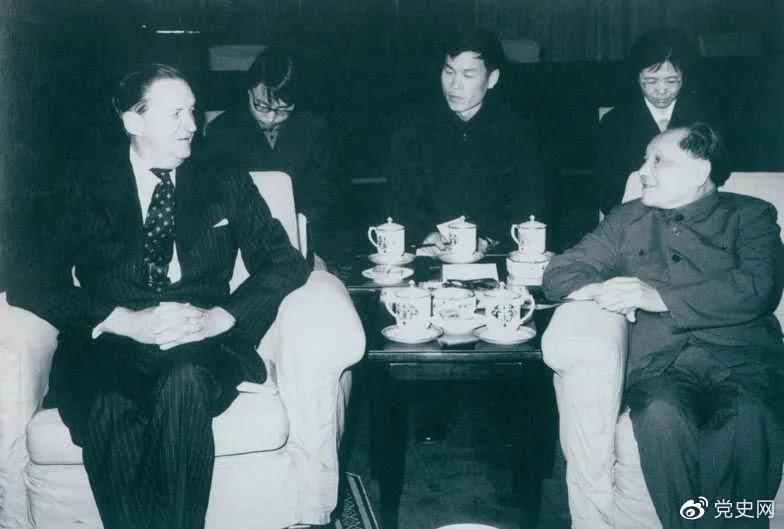 1979年3月29日,邓小平会见香港总督麦理浩。