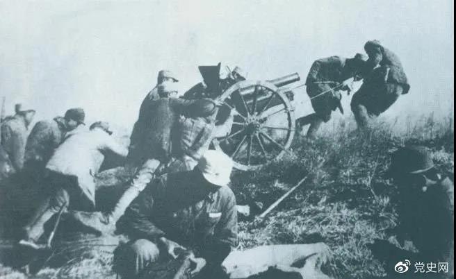 1938年2月22日,129师386旅两个团在井陉与娘子关之间的长生口设伏,击毙日军130余人。图为八路军在此役中缴获的山炮。