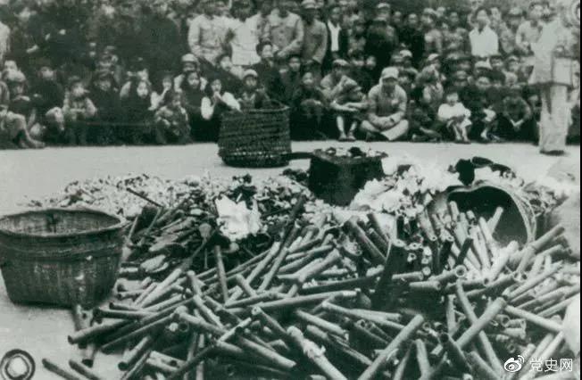 1950年2月24日,政务院发出《关于严禁鸦片烟毒的通令》。图为政府收缴的烟具和赌具。