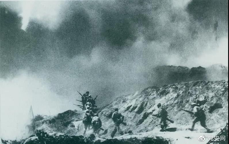 1948年2月28日至3月3日,西北野战军发起宜川战役,歼灭国民党军2.9万余人,取得了转入外线作战后的第一个大胜利。图为部队攻占瓦子街。