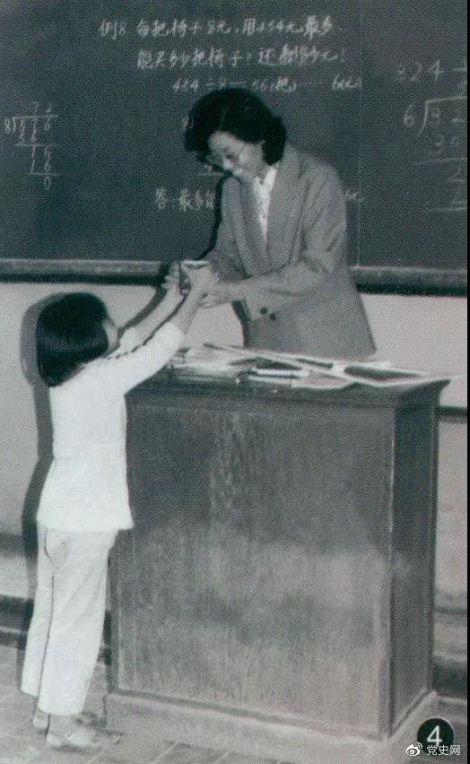 1985年1月21日 人大常委会确定9月10日为教师节。图为小学生课后给老师送上一杯热茶。