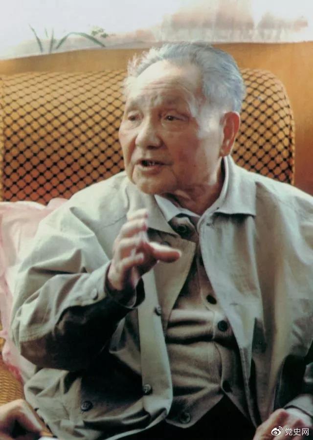1992年1月23日,邓小平在从深圳蛇口码头前往珠海特区的船上发表讲话。