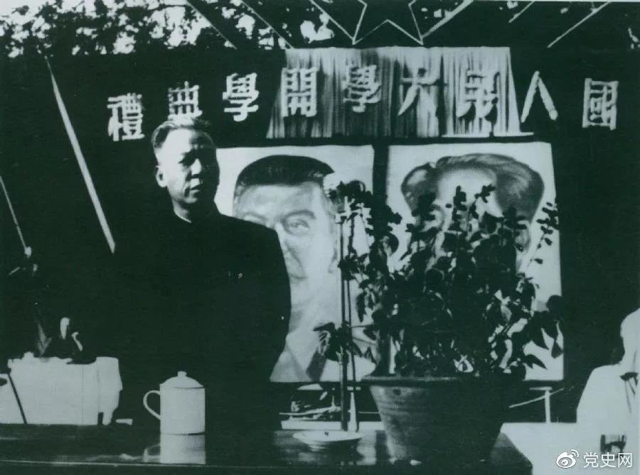 1950年1月23日,刘少奇签发中共中央关于成立中国人民大学的决定。10月,中国人民大学正式开学。图为刘少奇在开学典礼上讲话。