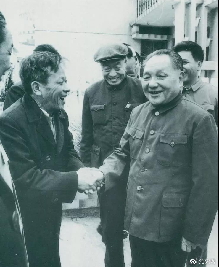 1984年1月25日,邓小平在深圳经济特区走访渔民新村。