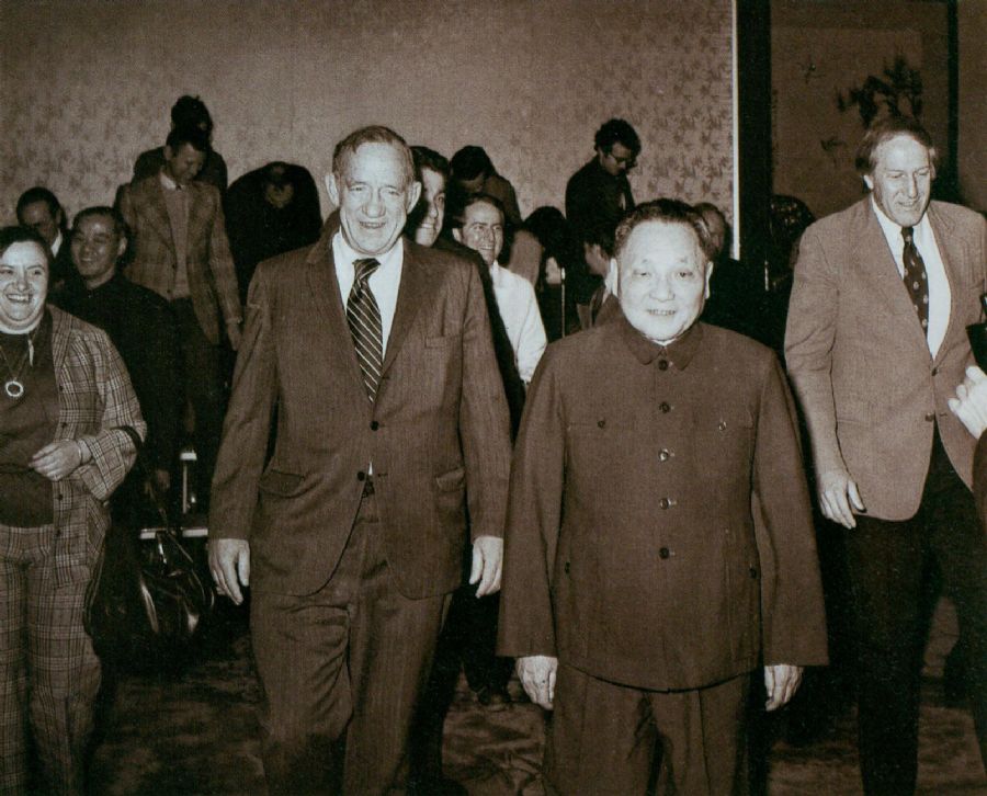 1979年1月2日,邓小平会见以美国民主党众议员托马斯·路·阿什利为团长的美国众议院银行、财政和城市事务委员会访华团。