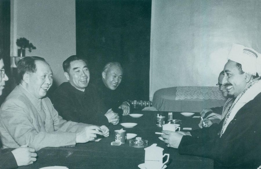 1958年1月3日,周恩来陪同毛泽东在杭州会见也门王国副首相兼外交大臣和国防大臣巴德尔王太子(右一)及其随行人员。