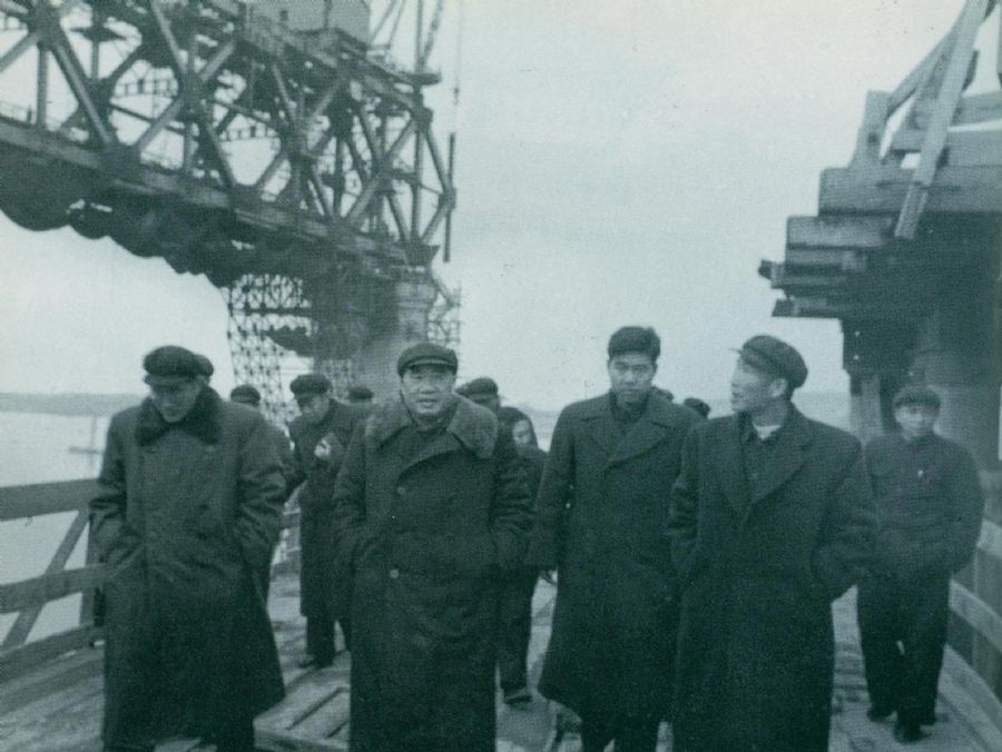1957年1月8日,朱德在湖北视察建设中的武汉长江大桥。
