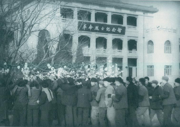 1976年1月8日,周恩来逝世后,天津人民在水上公园烈士陵园组织悼念活动并将佩戴的小白花系在柏树上。