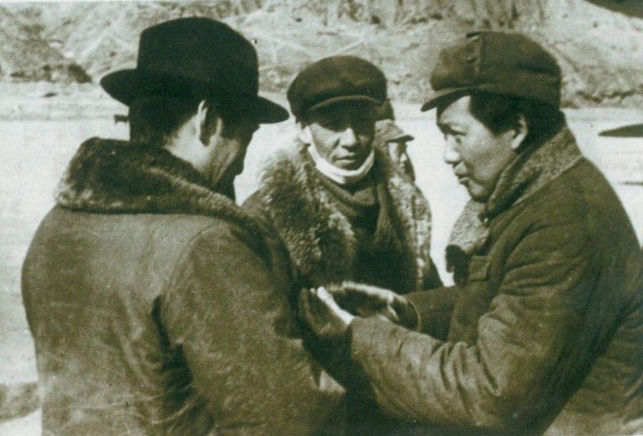 1946年1月5日,国共达成“停战协定”(这是毛泽东、刘少奇和在重庆参加政协会议后回延安汇报工作的周恩来在一起)。