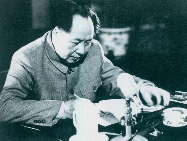 1954年1月9日,在毛泽东主持下,中华人民共和国宪法草案的起草工作正式开始。这是毛泽东在修改宪法草案。