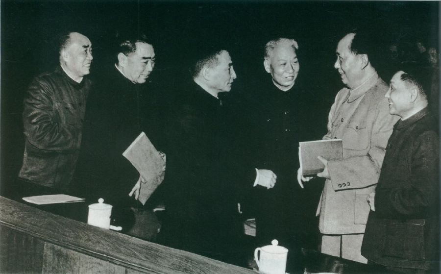 1962年1月11日至2月7日,中共中央在北京举行扩大的工作会议(即七千人大会)。图为毛泽东、刘少奇、周恩来、朱德、陈云、邓小平在会议期间交谈。