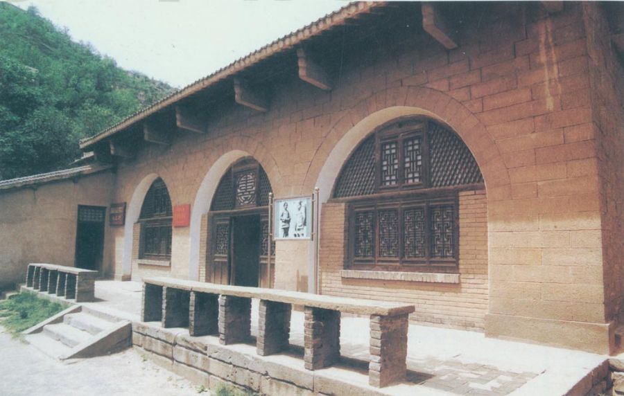 凤凰山革命旧址,位于延安城内,是中共中央1937年1月13日进驻延安后的第一个驻地。