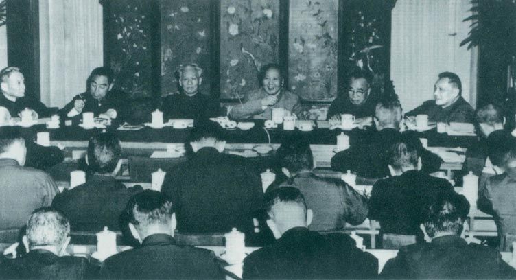 1961年1月14日至18日,中国共产党在北京召开八届九中全会。图为毛泽东在会上讲话。