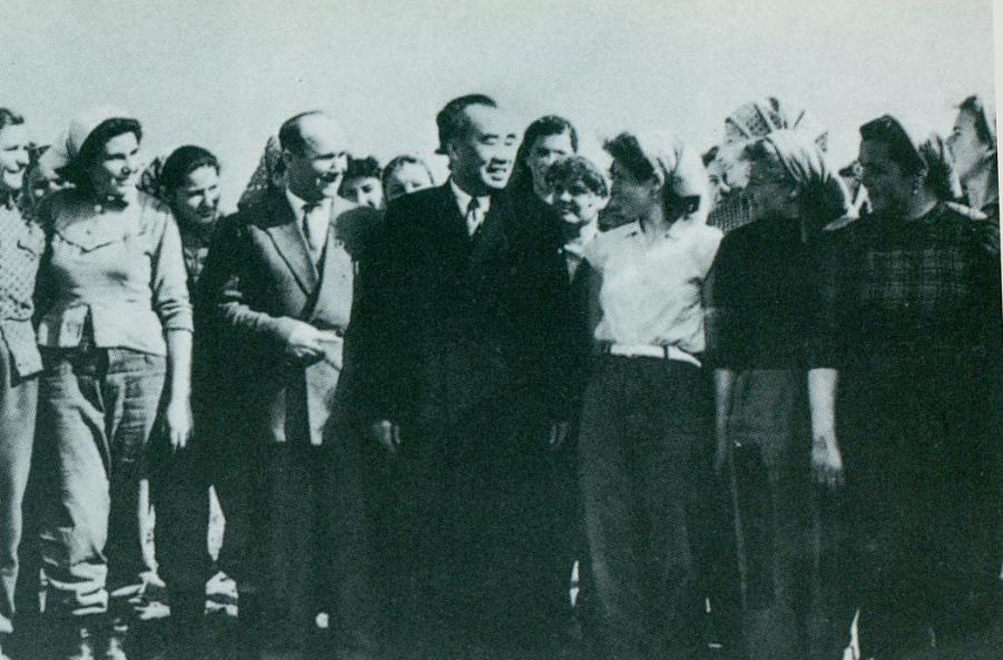 1956年1月16日,朱德参观匈牙利人民共和国拉科什恰巴米丘林农业生产合作社,并与社员合影。