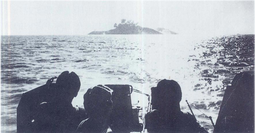 1955年1月18日至19日,中国人民解放军海陆空三军协同作战,一举解放一江山岛。图为在海军、空军的掩护下,登陆舰队迅速靠近登陆点。
