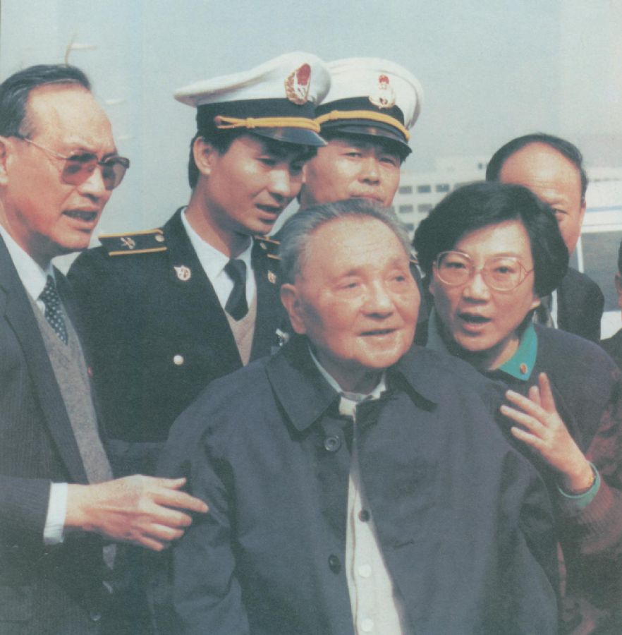 1992年1月19日,邓小平来到深圳皇岗口岸,他深情地眺望对岸的香港。