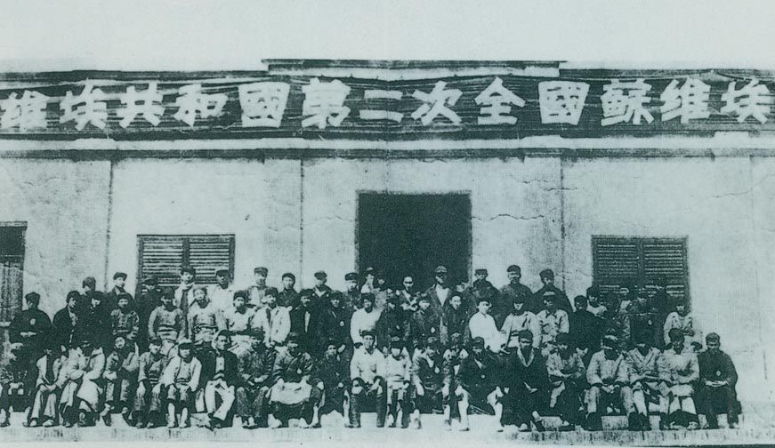 1934年1月22日至2月1日,中华苏维埃共和国第二次全国苏维埃代表大会在瑞金召开。图为代表们合影。