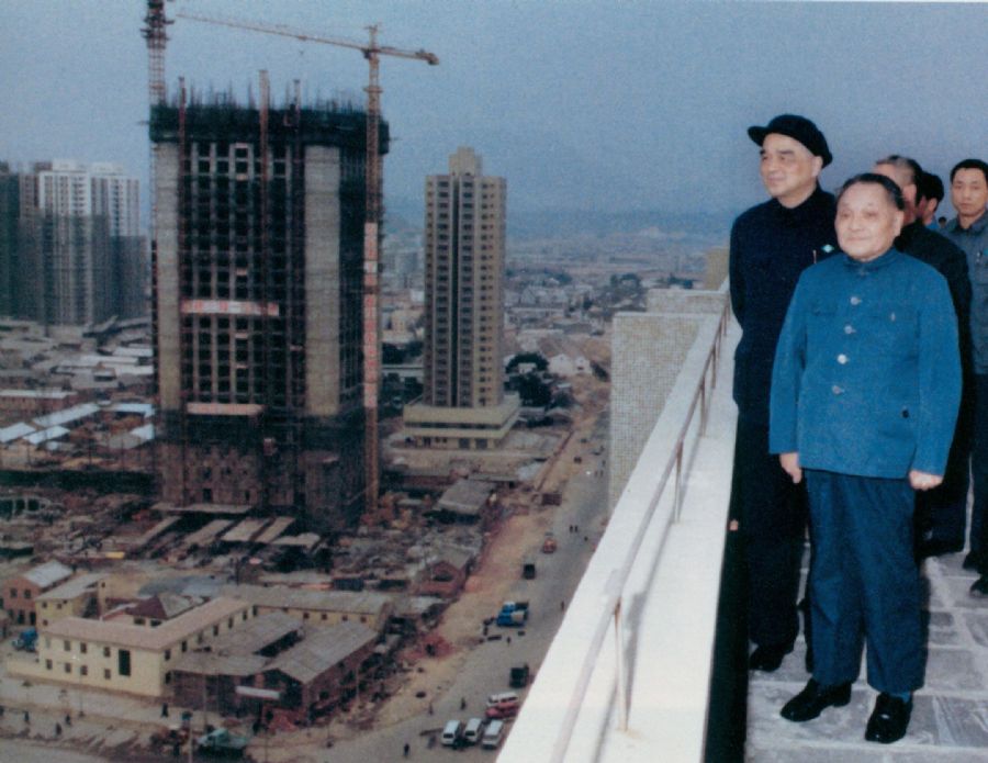 1984��1��24�գ���Сƽ�����ڹ��̴���¥��������е�����ȫò��