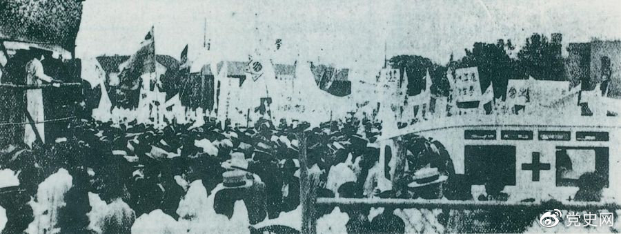 1925年6月7日,中国共产党通过上海总工会联合上海学生联合会、上海各马路商界联合会等,成立了上海反帝运动的领导机关——工商学联合会。11日,在该会的主持下,上海20万群众集会,通过了逞凶、赔偿、取消领事裁判权等17项对外交涉条件。图为大会盛况。