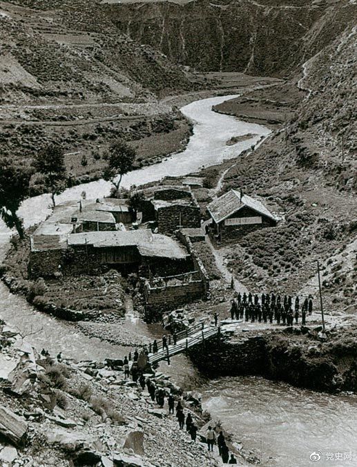 1935年6月12日,中央红军先头部队在夹金山北麓四川懋功达维镇同红四方面军先头部队胜利会师。图为当年的会师桥。