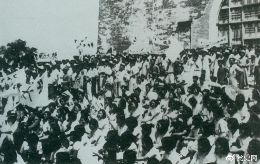 1936年6月13日,北平学生与市民在鼓楼前举行声势浩大的抗日集会。