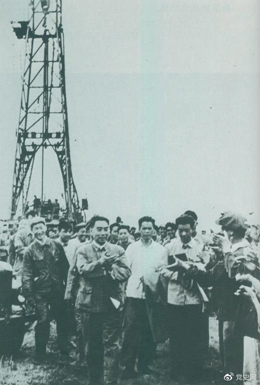 1962年6月,周恩来到大庆视察。这是在1202钻井队现场参观。