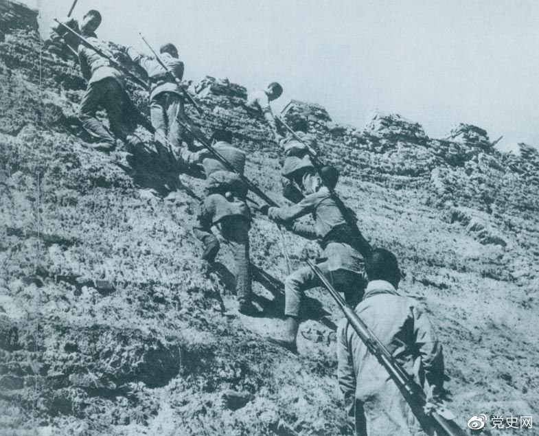 1945年6月25日,八路军冀中部队攻克河北献县。图为部队奋勇攀登城墙。