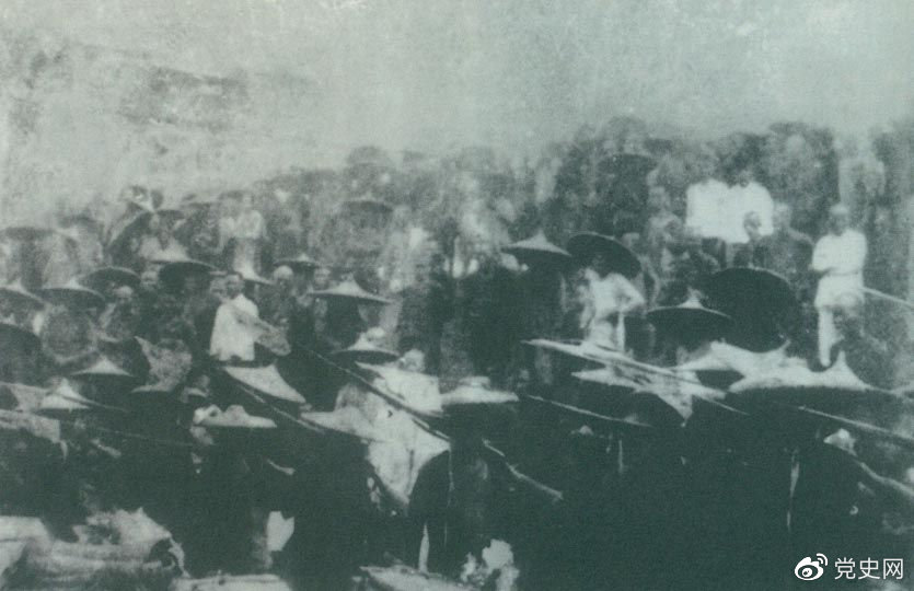 1926年7月9日,国民革命军开始北伐。两天后,北伐军的先头部队叶挺独立团攻占了长沙,然后向武汉进攻。一路上,迅猛发展的农民运动有力地配合了北伐战争。在湖南、江西、湖北,农民运动越来越引人注目。这是支援北伐战争的农民自卫军。