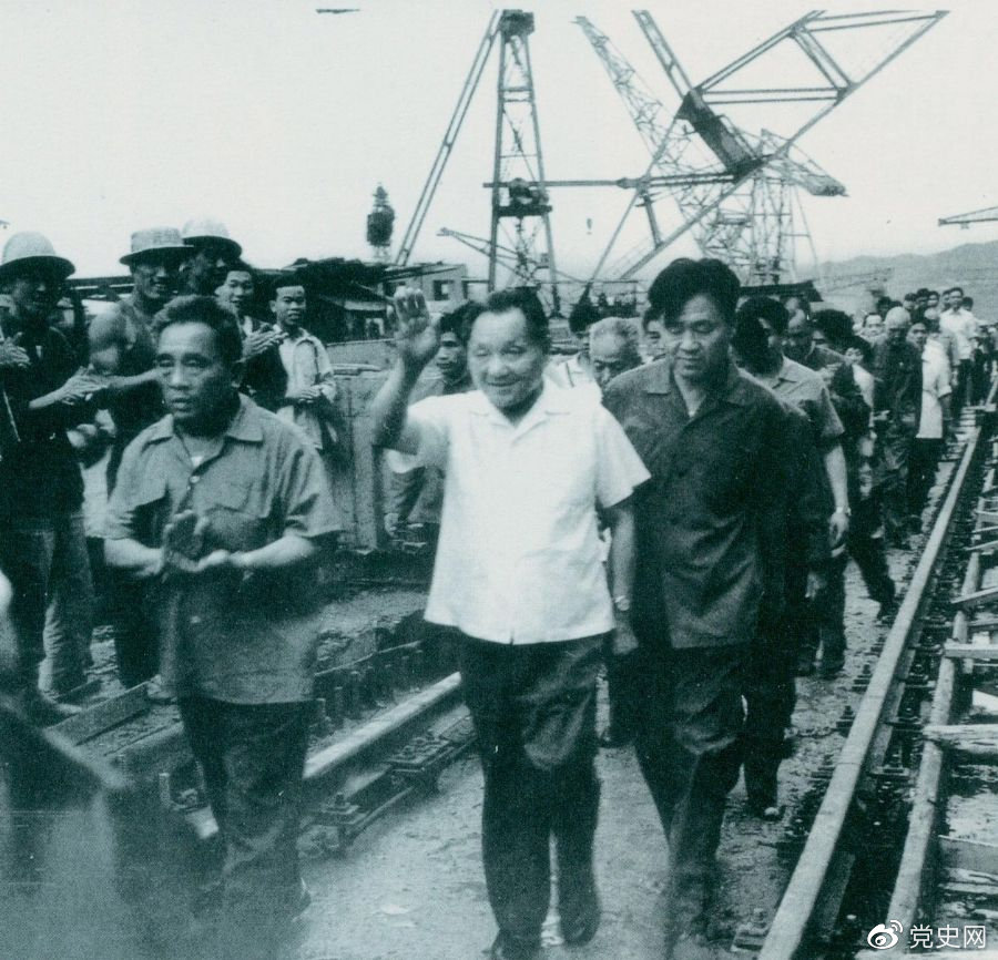 1980年7月12日,邓小平到葛洲坝水利枢纽工程视察。