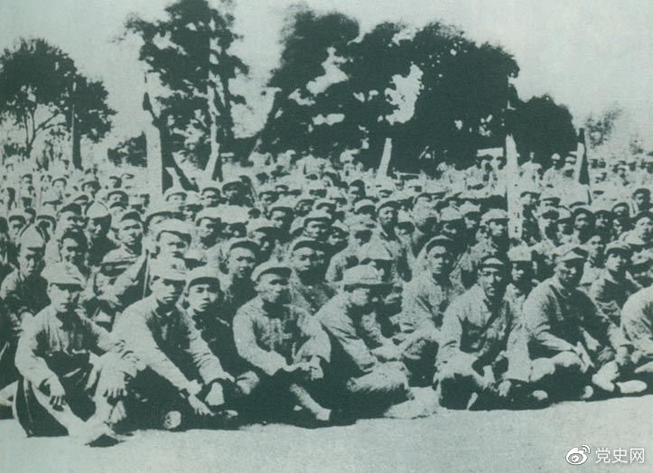 卢沟桥事变后的第11天,1937年7月18日,延安召开群众大会,毛泽东发表演说。据当时报载:“演词激昂,听众均摩拳擦掌,热血沸腾,愿赴抗日战场,与日寇决一死战。”