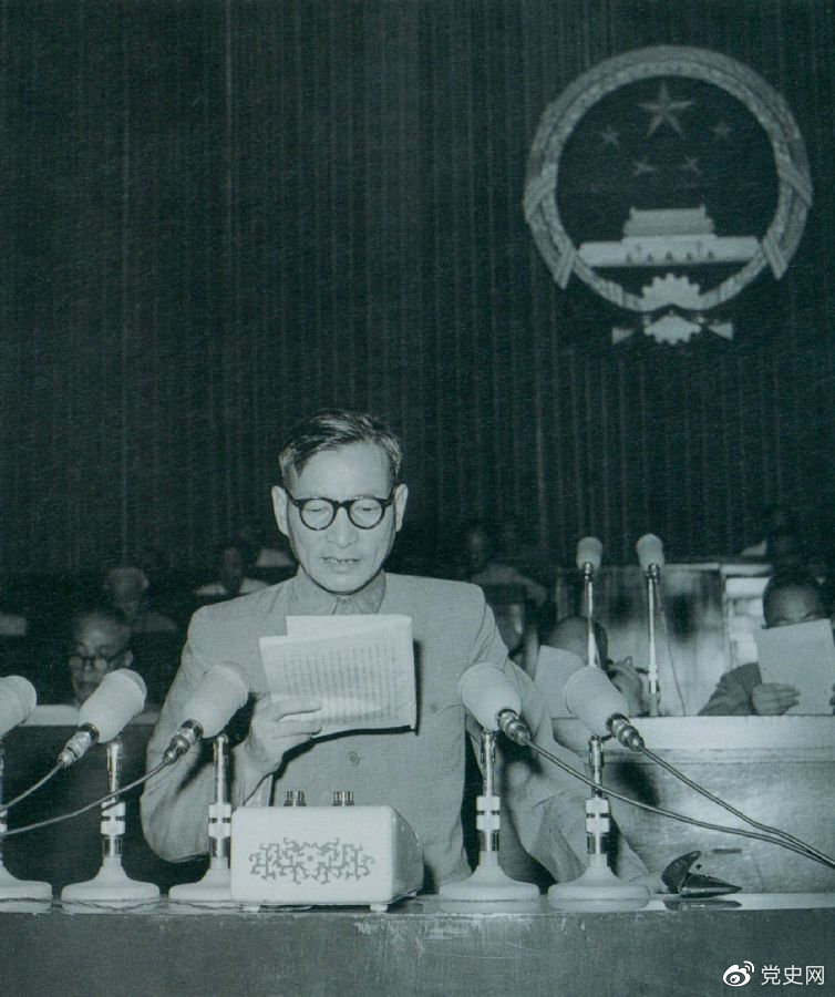 1955年7月,陈云在一届全国人大二次会议上作坚持和改进粮食统购统销工作的报告。