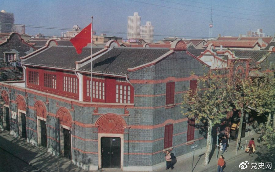 1921年7月23日 中国共产党第一次全国代表大会在上海法租界望志路106号(今兴业路76号)开幕。最后一天的会议转移到浙江嘉兴南湖的游船上举行。 图为中共一大会址。