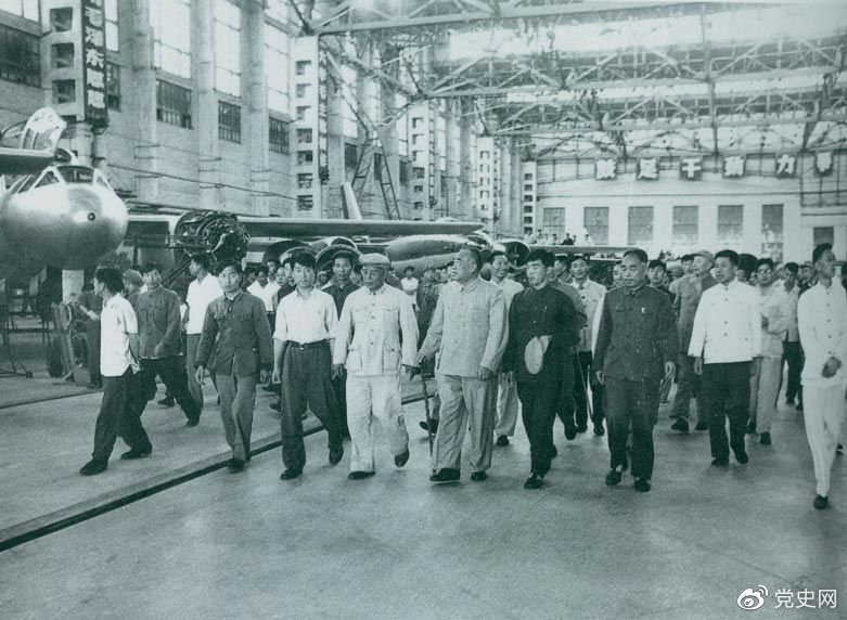 1964年7月31日,朱德视察哈尔滨飞机制造厂。