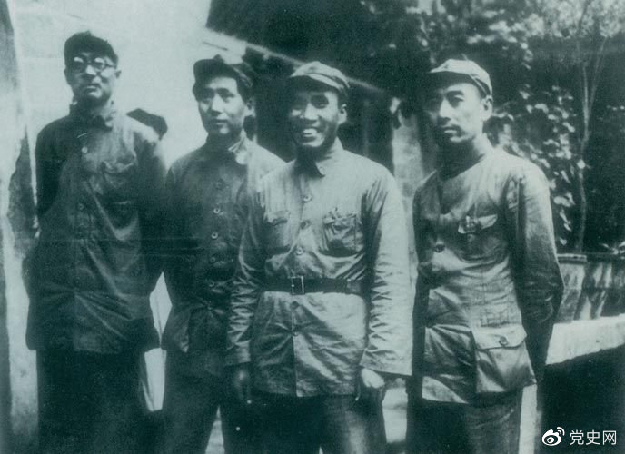 1937年8月22日至25日,中共中央在陕北洛川冯家村举行政治局扩大会议(即洛川会议)。图为毛泽东和朱德、周恩来、林伯渠的合影。
