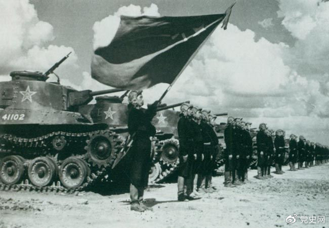 1950年9月,中国人民解放军装甲兵领导机构在北京成立。图为坦克部队阵容。